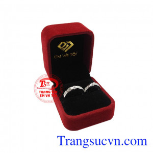 Nhẫn cưới vàng trắng bền chặt đẹp.