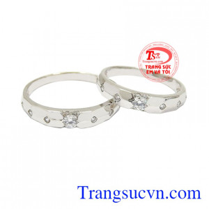 Nhẫn cưới vàng trắng chung thủy được chế tác kiểu dáng mới lạ, sáng bóng.