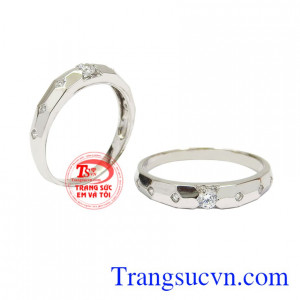 Khi văn hóa phương Tây du nhập vào Việt Nam từ đó nhẫn cưới là một phần không thể thiếu trong ngày cưới.