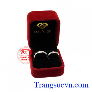 Nhẫn cưới vàng trắng chung thủy bảo hành chu đáo.