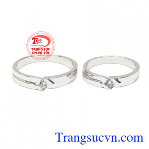 Nhẫn cưới vàng trắng hiện nay đang là mẫu trang sức xu hướng được các cặp vợ chồng yêu thích.