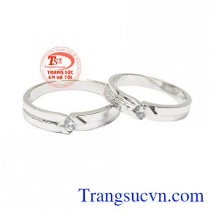 Nhẫn cưới vàng trắng kết duyên được chế tác tỉ mỉ, sáng bóng từ vàng 14k.
