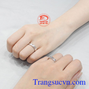 Nhẫn cưới vàng trắng kết duyên tinh tế.