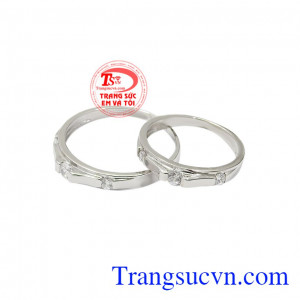 Kiểu dáng cổ điển, sáng bóng giúp cho đôi nhẫn cưới này được yêu thích đến vậy.
