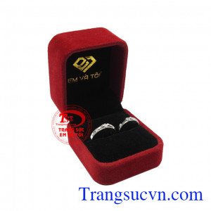 Nhẫn cưới vàng trắng mặn nồng tinh tế.