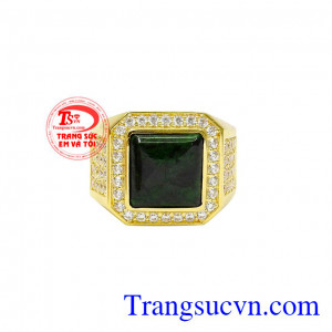 Từng đường nét và các chi tiết kết hợp hài hòa mang tới chiếc nhẫn nam sang trọng và lịch lãm. Nhẫn nam cẩm thạch mạnh mẽ