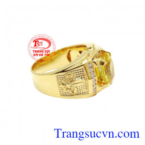 Sapphire thiên nhiên màu vàng tượng trưng cho sự giàu có và thịnh vượng. Nhẫn nam sapphire mạnh mẽ