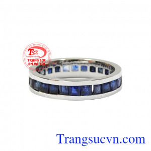 Những viên sapphire chế tác tỉ mỉ càng khiến cho chiếc nhẫn trở nên thu hút hơn. Nhẫn nam sapphire thời trang