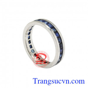 Nhẫn nam sapphire thời trang được kết hợp từ rất nhiều viên sapphire thiên nhiên và vàng trắng 18k.