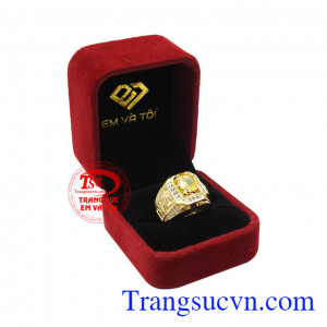 Sản phẩm gắn đá sapphire thiên nhiên hợp phong thủy, mang đến may mắn, thành công và sung túc cho người dùng. Nhẫn nam sapphire vàng rồng phượng