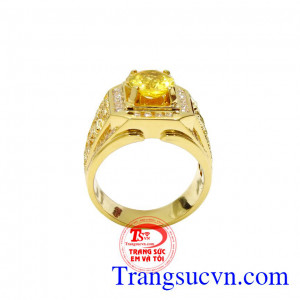 Nhẫn nam sapphire vàng rồng phượng với những chi tiết được chạm khắc vô cùng tinh xảo và đẹp mắt. 