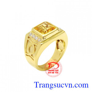 Nhẫn nam thạch anh vàng ấn tượng được chế tác theo công nghệ hiện đại từ vàng 14k chất lượng, sáng bóng.
