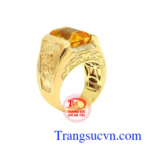 Nhẫn nam thạch anh vàng tuổi Thân được chạm khắc tinh xảo từ vàng 14k cùng đá thạch anh chất lượng.