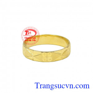 Đặc biệt, sản phẩm được thiết kế để đeo ngón út giúp cho bạn gái có thể dễ dàng kết hợp cùng các phụ kiện cá tính khác. Nhẫn nữ cá tính vàng tây