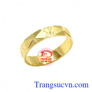 Chế tác từ vàng tây 10k giúp kết hợp với thiết kế độc đáo đã mang đến chiếc nhẫn ấn tượng. Nhẫn nữ cá tính vàng tây