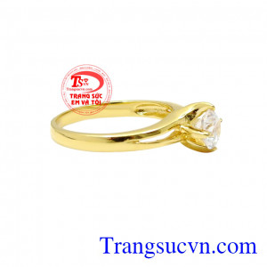 Cùng với chiếc nhẫn này, bạn gái dễ dàng kết hợp cùng những trang sức và phụ kiện khác để tự tin thể hiện phong cách riêng. Nhẫn nữ dịu dàng vàng tây