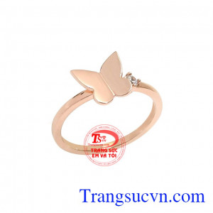 Nhẫn nữ hồ điệp vàng hồng là sự lựa chọn hoàn hảo cho các cô nàng nữ tính, yêu thích phong cách dễ thương. 