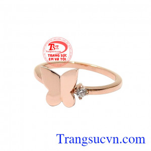 Sản phẩm dễ dàng kết hợp cùng các trang phục dạo phố hay đi làm. Nhẫn nữ hồ điệp vàng hồng