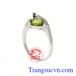 Nhẫn nữ kiểu peridot là một trong những sản phẩm được khách hàng yêu thích và lựa chọn. 