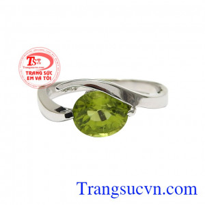 Trong phong thủy, đá peridot đem lại cảm giác an toàn, xua đi nỗi sợ hãi và giúp chủ nhân có được sợ ôn hòa, hạnh phúc. Nhẫn nữ kiểu peridot 