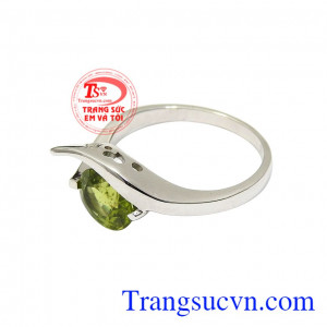 Đây cũng là đá hộ mệnh cho người sinh tháng 8. Nhẫn nữ kiểu peridot 