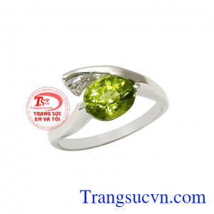 Thiết kế mang phong cách trẻ trung, hiện đại, hợp thời trang. Nhẫn nữ kiểu peridot 