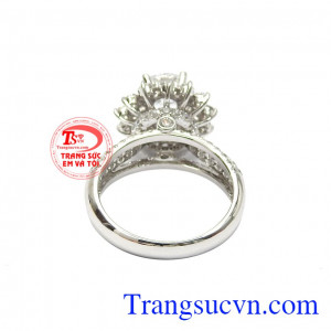 Dù trong trang phục dự tiệc hay những bộ cánh đi làm, chiếc nhẫn này cũng tạo điểm nhấn để bạn trở nên thật đặc biệt. Nhẫn nữ kiêu sa vàng trắng