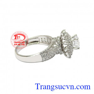 Thiết kế với ổ nhẫn cao, vàng trắng 14k đã khiến cho chiếc nhẫn càng thêm kiêu sa. Nhẫn nữ kiêu sa vàng trắng