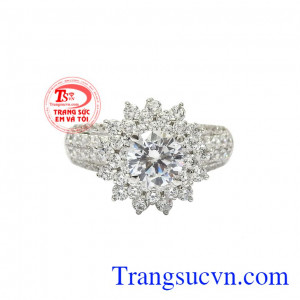 Những viên đá cz lấp lánh cùng nhau tỏa sáng trên đôi tay người phụ nữ sẽ càng thu hút mọi ánh nhìn. Nhẫn nữ kiêu sa vàng trắng