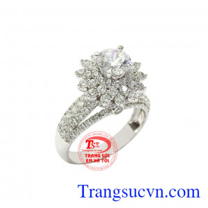 Nhẫn nữ kiêu sa vàng trắng được chế tác vô cùng tinh xảo và ấn tượng.