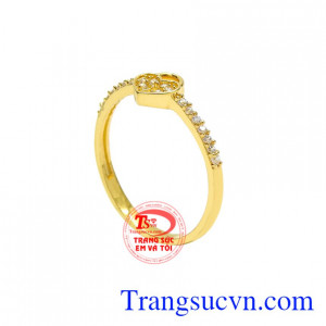 Ổ khóa tình yêu là biểu tượng của một tình yêu bền lâu, giúp lưu giữ dấu ấn hạnh phúc, lời ước hẹn bên nhau trọn đời.