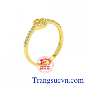 Nhẫn nữ ổ khóa tình yêu được chế tác xinh xắn mang đến vẻ nữ tính, dễ thương.