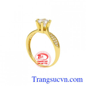 Chiếc nhẫn này chính là điểm nhấn cho đôi bàn tay nhỏ xinh của các cô gái trông quyến rũ hơn.