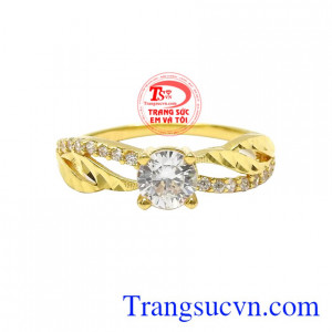 Chiếc nhẫn này sẽ tô điểm thêm phần xinh đẹp cho đôi bàn tay của các cô gái và còn tôn vinh nét duyên dáng cho các nàng.