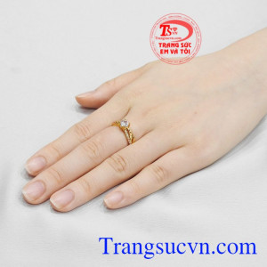 Nhẫn nữ vàng màu phong cách sành điệu.