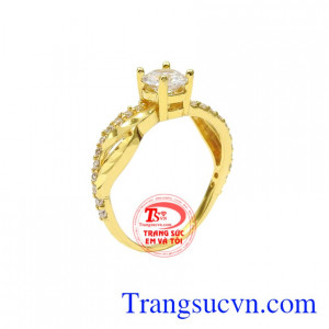 Nhẫn nữ vàng màu phong cách mang đến vẻ trẻ trung và sành điệu cho nữ giới.