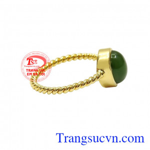 Kiểu dáng nữ tính, sang trọng giúp người đeo càng thêm nổi bật. Nhẫn nữ vàng nephrite bình an