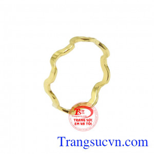 Nhẫn nữ vàng phong cách cá tính được chế tác nhỏ nhắn, độc đáo.