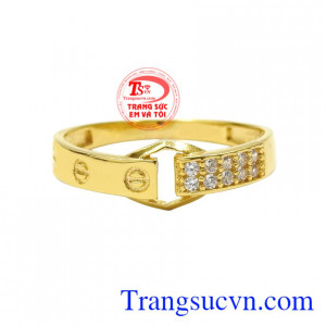 Với chỉ một chiếc nhẫn vàng đã có thể giúp bạn tỏa sáng, nổi bật phong cách của bản thân.