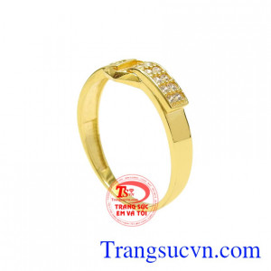 Nhẫn vàng là mẫu trang sức được nhiều người yêu thích không chỉ tiện dụng mà còn mang đến vẻ thời trang và sành điệu cho người đeo.