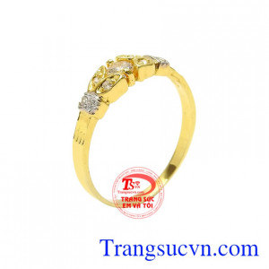 Nhẫn nữ vàng tây trang nhã được chế tác tinh xảo từ vàng 10k chất lượng.