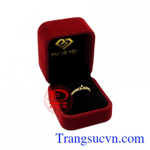 Nhẫn nữ vương miện dễ thương tinh tế.