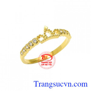 Chiếc nhẫn này sẽ phù hợp với những bộ váy thướt tha, duyên dáng giúp tôn vinh vẻ đẹp tinh khôi, trong sáng cho các cô gái.