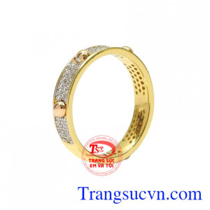 Nhẫn vàng cá tính phái đẹp phong cách trẻ trung thích hợp cho những cô gái yêu thích phong cách mạnh mẽ, cá tính.