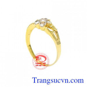 Với điểm nhẫn là bông hoa 5 cánh giúp tôn lên vẻ nữ tính, thùy mị và duyên dáng cho phái đẹp.