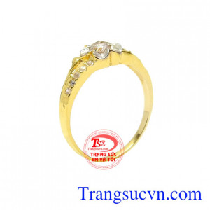 Nhẫn vàng hoa nữ tính được chế tác tỉ mỉ mang đến vẻ xinh xắn cho sản phẩm.