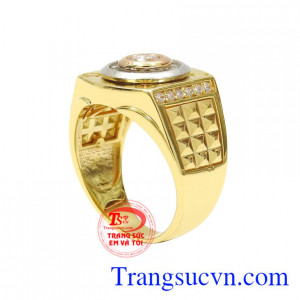 Với kiểu thiết kế đầy tính sáng tạo chiếc nhẫn hiện đang là mẫu sản phẩm bán chạy nhất.