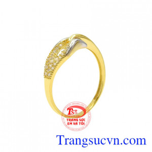 Nhẫn vàng quý cô cá tính là sản phẩm mới được chế tác kiểu dáng độc đáo.