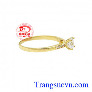 Chiếc nhẫn hoàn hảo kết hợp cùng nhiều kiểu trang phục giúp cho phái đẹp càng thêm quyến rũ. Nhẫn vàng tây kiêu sa