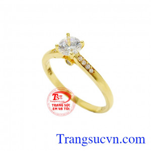 Nhẫn vàng tây kiêu sa nổi bật nhờ vào viên đá cz lấp lánh tạo sức hút. 